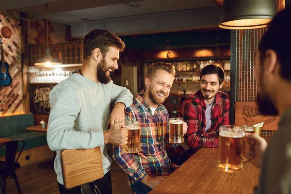 술집에서 남자 친구들 이 파티에서 맥주를 마시고 있다. — 스톡 사진