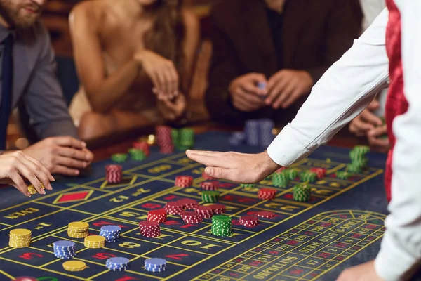 Люди играют в рулетку в казино . Лицензионные Стоковые Изображения