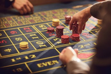 Çipli bir el kumarhanede rulet üzerine bahse girer..