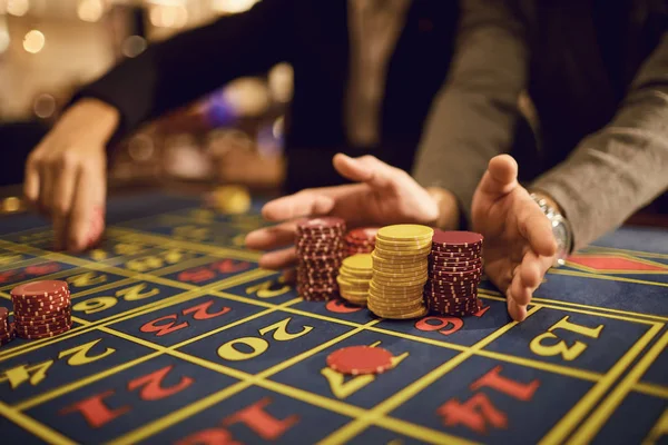 Ein Spieler spielt Roulette in einem Casino. — Stockfoto