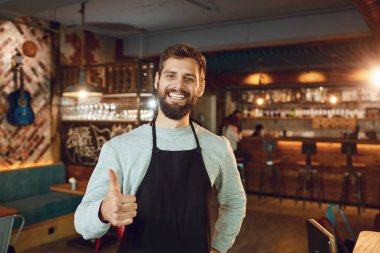 Sakallı barmen garson parmağını bir restoran barına kaldırdı..