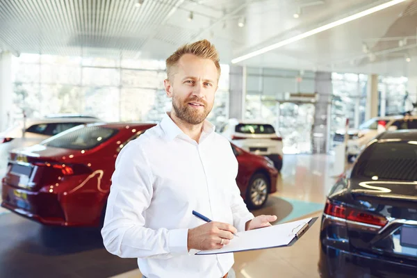 Bir galeride duran bir araba satıcısı.