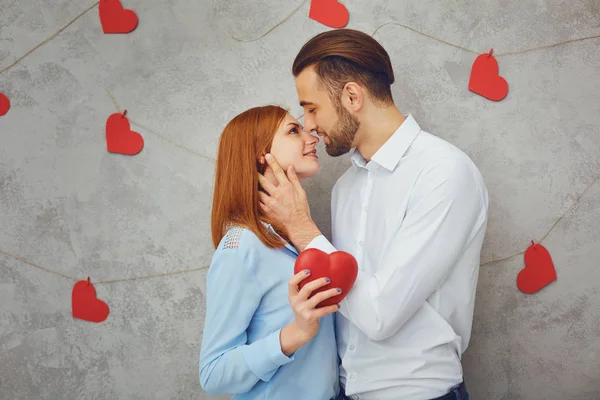 Um casal amoroso com corações. Dia dos Namorados . — Fotografia de Stock