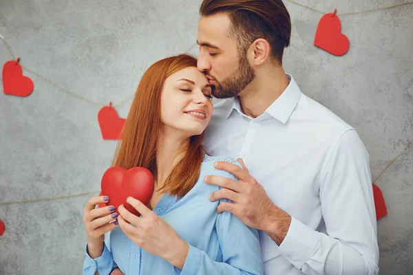 Um casal amoroso com corações. Dia dos Namorados . — Fotografia de Stock