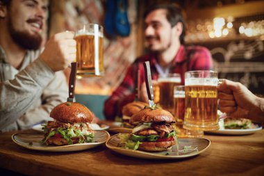 Bar barında masada biralı burger..