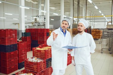 Teknolojik ve fırıncı bir ekmek fabrikasında konuşun.