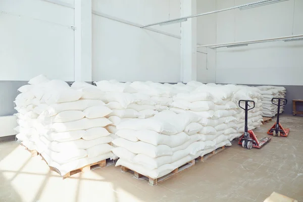 Sacos brancos dobrados em paletes no armazenamento da fábrica . — Fotografia de Stock