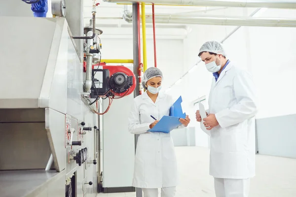 Twee technologen in de Food Factory. — Stockfoto