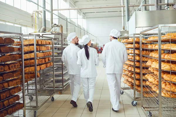 Il team dei panettieri entra nella produzione di pane in officina . — Foto Stock