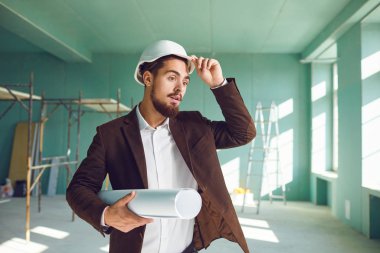 Beyaz miğferli ustabaşı içeride bir inşaat alanında şoka girince şaşırdı.