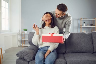 Sevgililer Günü. Genç bir çift bir odada hediye verir.