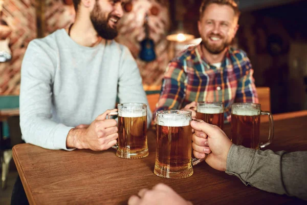 Barátaim, az emberek sört isznak, beszélgetnek egy kocsmában.. — Stock Fotó