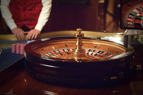 Mesa de roleta de jogos de azar em um cassino . — Fotografia de Stock