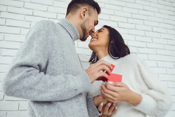 Le gars fait une demande en mariage à la fille . — Photo