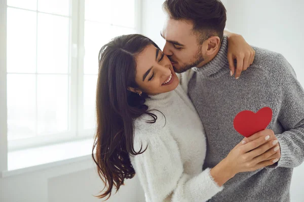 Valentines day. Couple gives heart to the Valentines Day in the room. — 스톡 사진