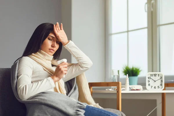 Ziek meisje met griep gemeenschappelijke griep symptomen in de kamer thuis — Stockfoto