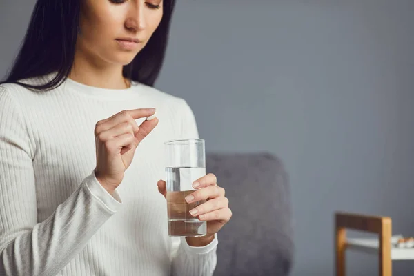 Pills tablet in hand of the girl in the room. Concept virus cold pill sick flu sickness headache flu illness — Stock Photo, Image