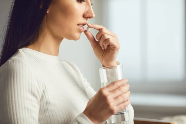 Tabletta a szobában lévő lány kezében. Fogantatás vírus hideg tabletta beteg influenza betegség fejfájás influenza betegség — Stock Fotó