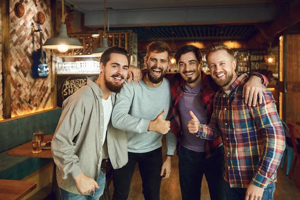 Portret van gelukkige vrienden in een bar restaurant. — Stockfoto