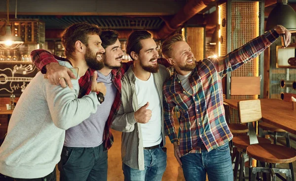 Portret van vrienden in een kroeg. — Stockfoto