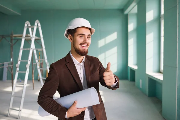 Polier bärtiger Mann mit weißem Helm in einem Raum auf einer Baustelle — Stockfoto