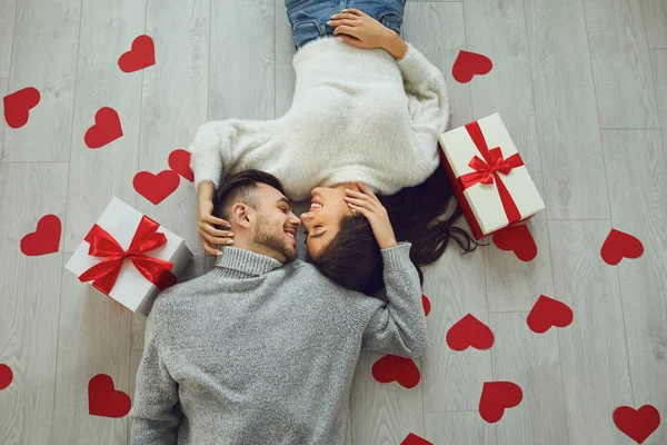 Valentijnsdag. Paar geeft hart aan de Valentijnsdag in de kamer. Bovenaanzicht — Stockfoto