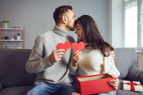 Saint Valentin. Couple donne cœur à la Saint-Valentin dans la chambre . — Photo