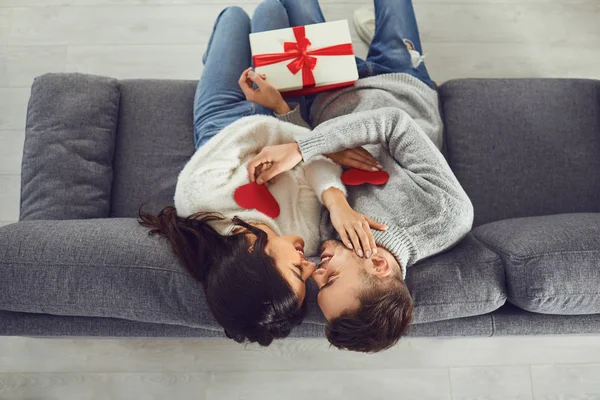 Saint Valentin. Couple donne cœur à la Saint-Valentin dans la chambre. Vue du dessus — Photo