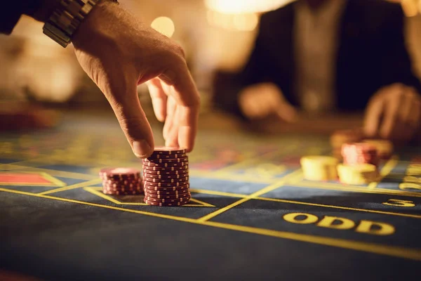 Hráč hraje ruletu v kasinu. — Stock fotografie
