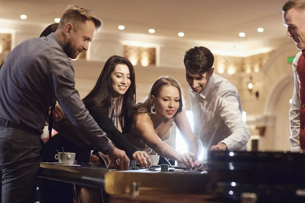 Fröhliche Gruppe von Freunden genießt Poker Roulette im Casino zu gewinnen. — Stockfoto