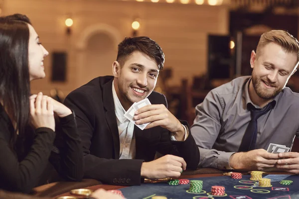 Φίλοι παίζουν πόκερ ρουλέτα σε ένα καζίνο — Φωτογραφία Αρχείου