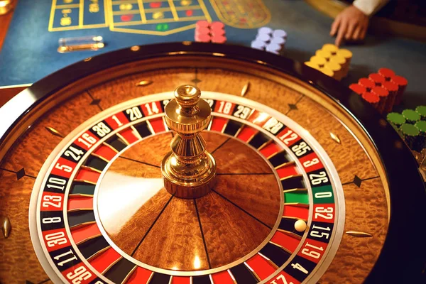 Roue de roulette sur table dans un casino . — Photo