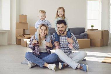 Mutlu aile yeni bir eve taşınırken gülümsüyor..