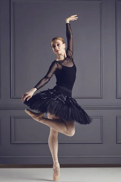 Ballerina tancerka baletowa na szarym tle. — Zdjęcie stockowe