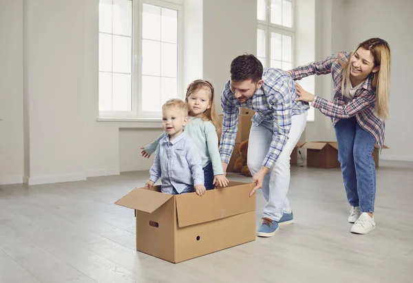Lycklig familj ha kul att leka i ett nytt hus i rummet. — Stockfoto