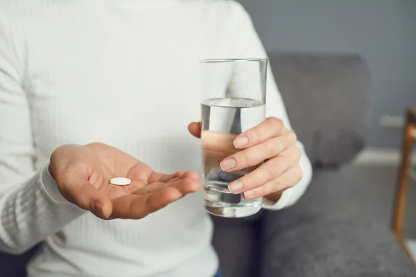 Pastillas tableta en la mano de la chica en la habitación. Concepto virus frío píldora enfermedad gripe enfermedad dolor de cabeza gripe enfermedad — Foto de Stock