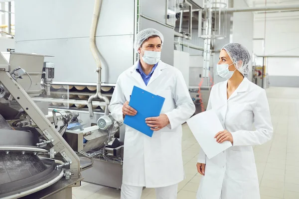 Technologen inspecteur in maskers bij Food Factory. — Stockfoto