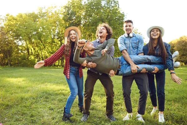 Glada roliga vänner skrattar i parken. — Stockfoto