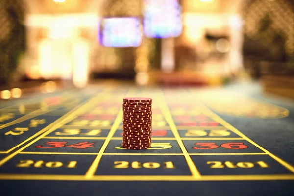 카지노에서 도박 테이블에 놓인 룰렛 칩. — 스톡 사진