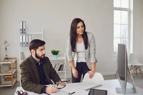 Discusión reunión gente de negocios en una oficina blanca. — Foto de Stock