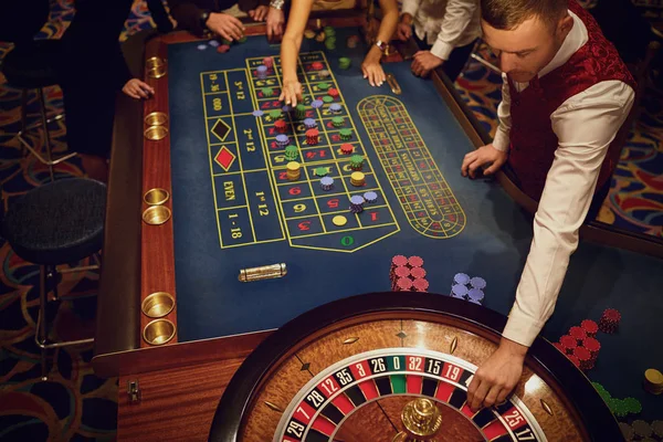 Persone che giocano a poker roulette in un casinò . — Foto Stock