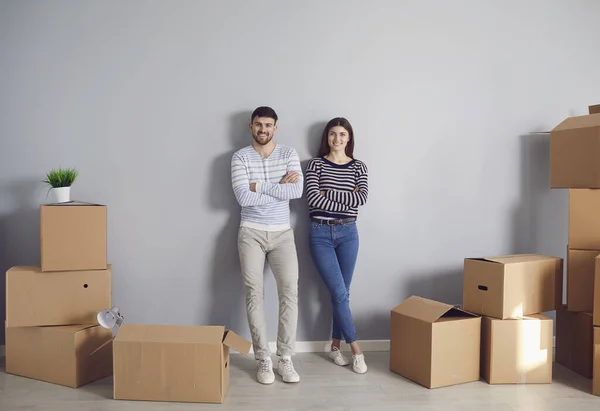 Молодая семья с коробками для переезда в новую комнату. — стоковое фото