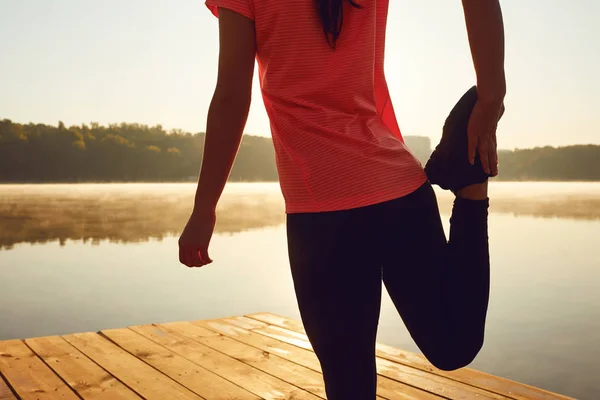 Calentar las piernas estirándose en el deporte . — Foto de Stock