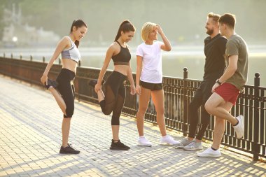 Bir grup sporcu parkta dinleniyor..