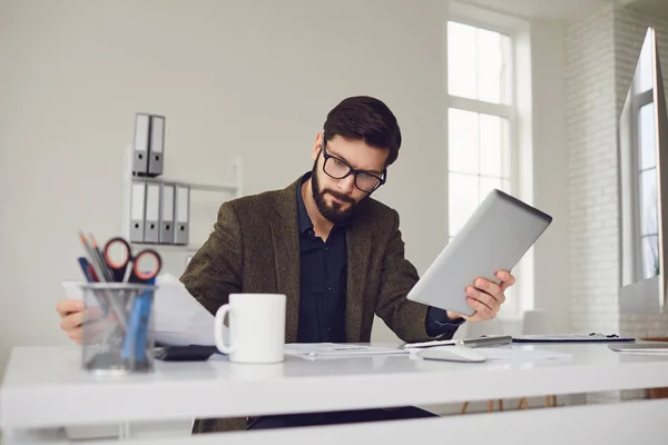 Empresario trabaja en la computadora en la mesa en el lugar de trabajo en la oficina — Foto de Stock