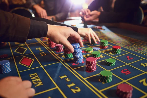カジノのルーレットテーブルチップ。ギャンブラーはカジノで賭けをする. — ストック写真