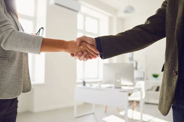 Händedruck der Geschäftsleute. weibliche und männliche Hand geben sich im Büro die Hand. — Stockfoto