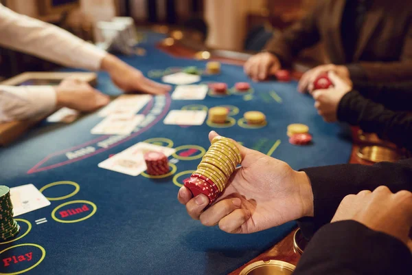 Spieler spielen Poker Roulette im Casino — Stockfoto