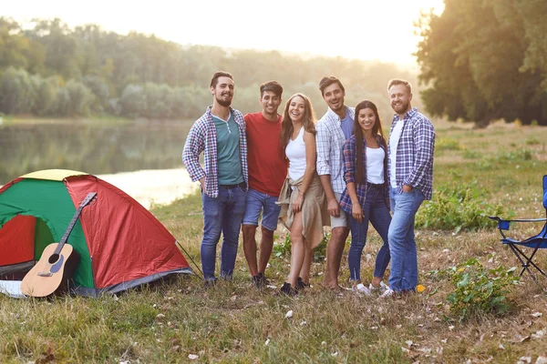 Skupina lidí, kteří se usmívají a stojí na pikniku — Stock fotografie