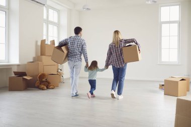 Mutlu ve çocuklu bir aile yeni bir apartmanda kutularla taşınıyor..